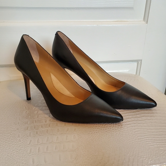 Banana Republic Shoes - BANANA REPUBLIC Madison 12 Hour Black Leather Pump